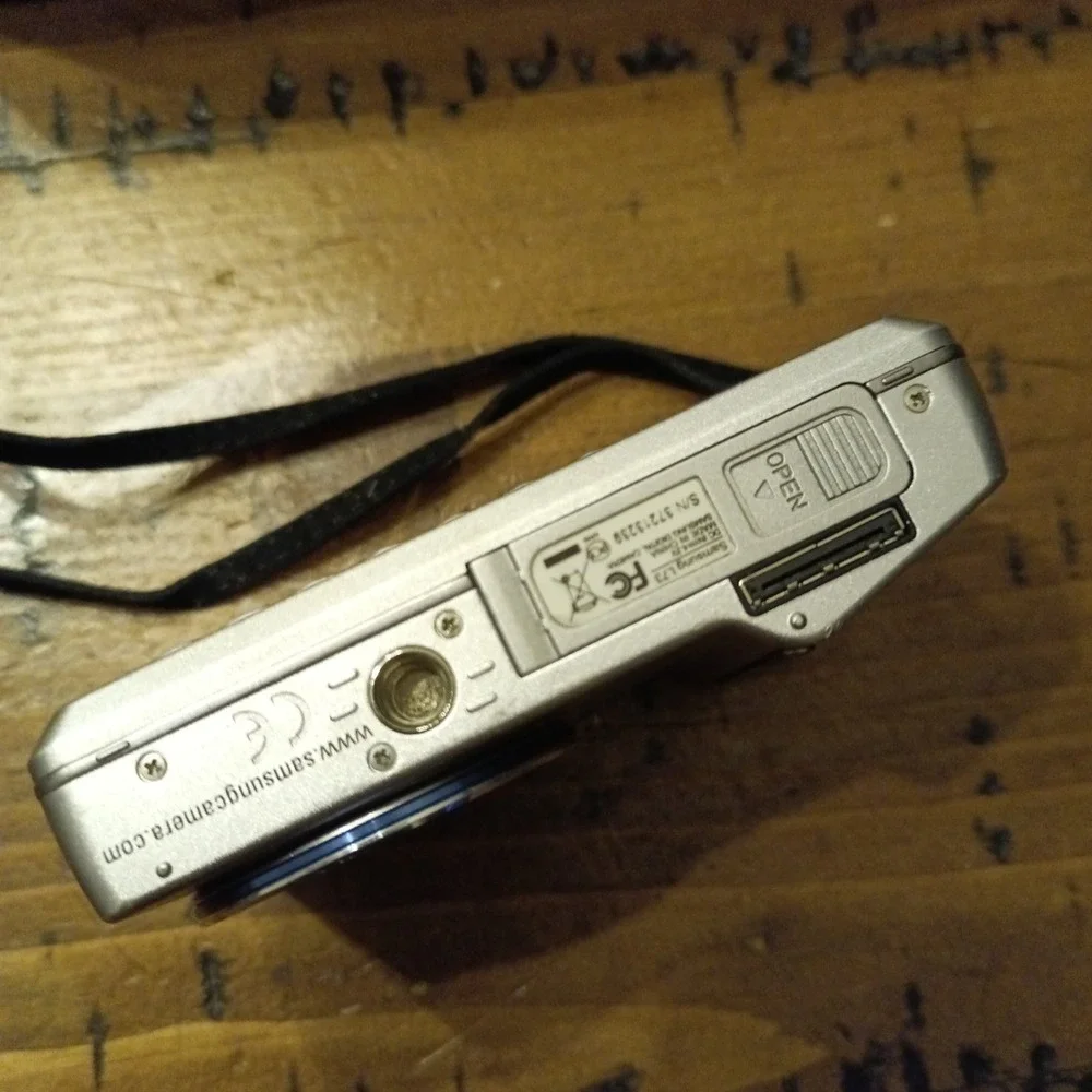 Samsung L73 Digital Camera 7.2MP Silver Compact Point and Shoot Box UNTESTED b4